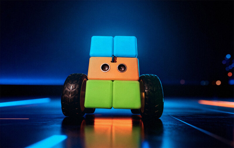 Собранный робот PXLBots на тёмной трассе с подсветкой