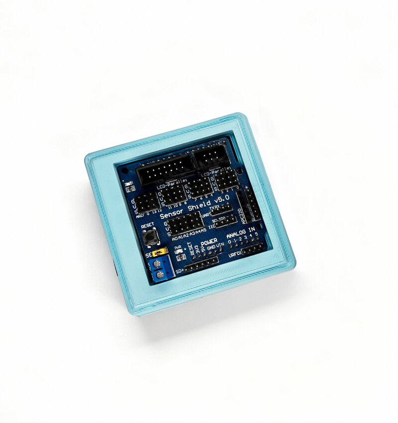 Блок контроллера PXLBots: голубой куб с платой Arduino и шилдом для датчиков